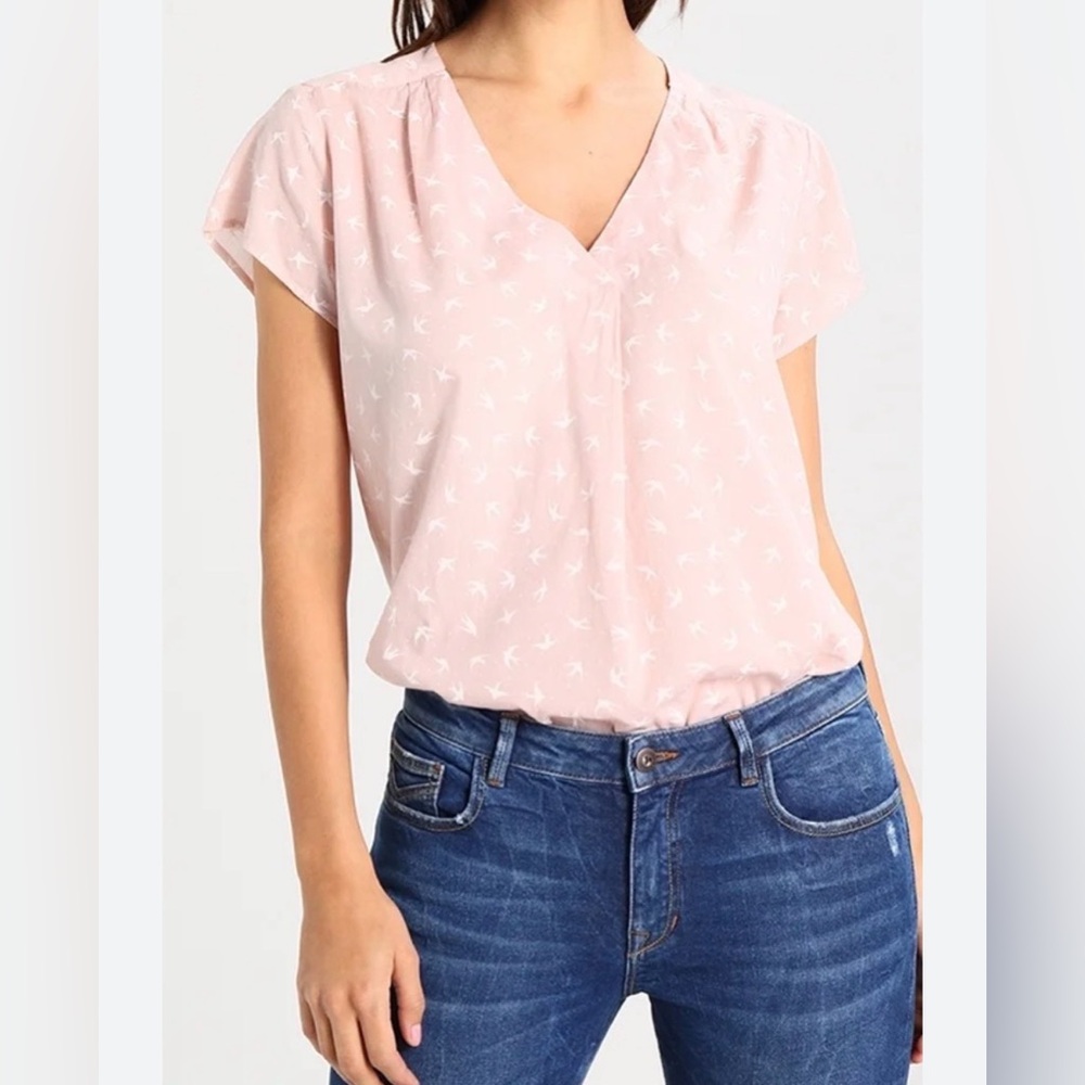 🩷. Spirit Pale Pink V-Neck Short Sleeve Blouse with Bird Print